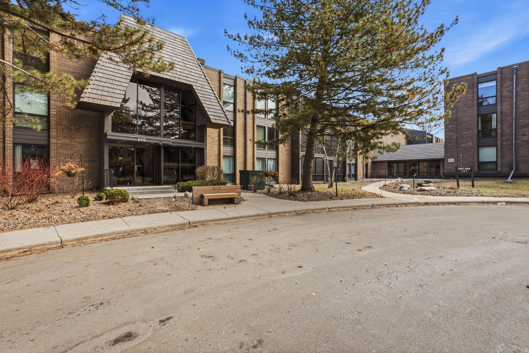 6115 Lincoln Drive #152