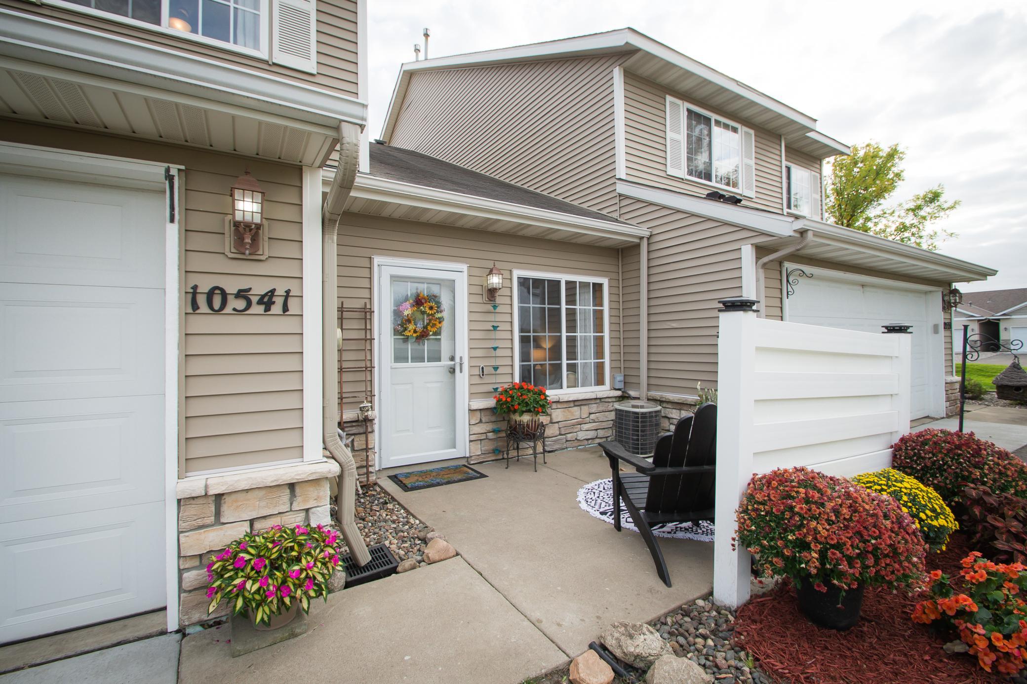 Charming and well-maintained 2-bed/2-bath townhome