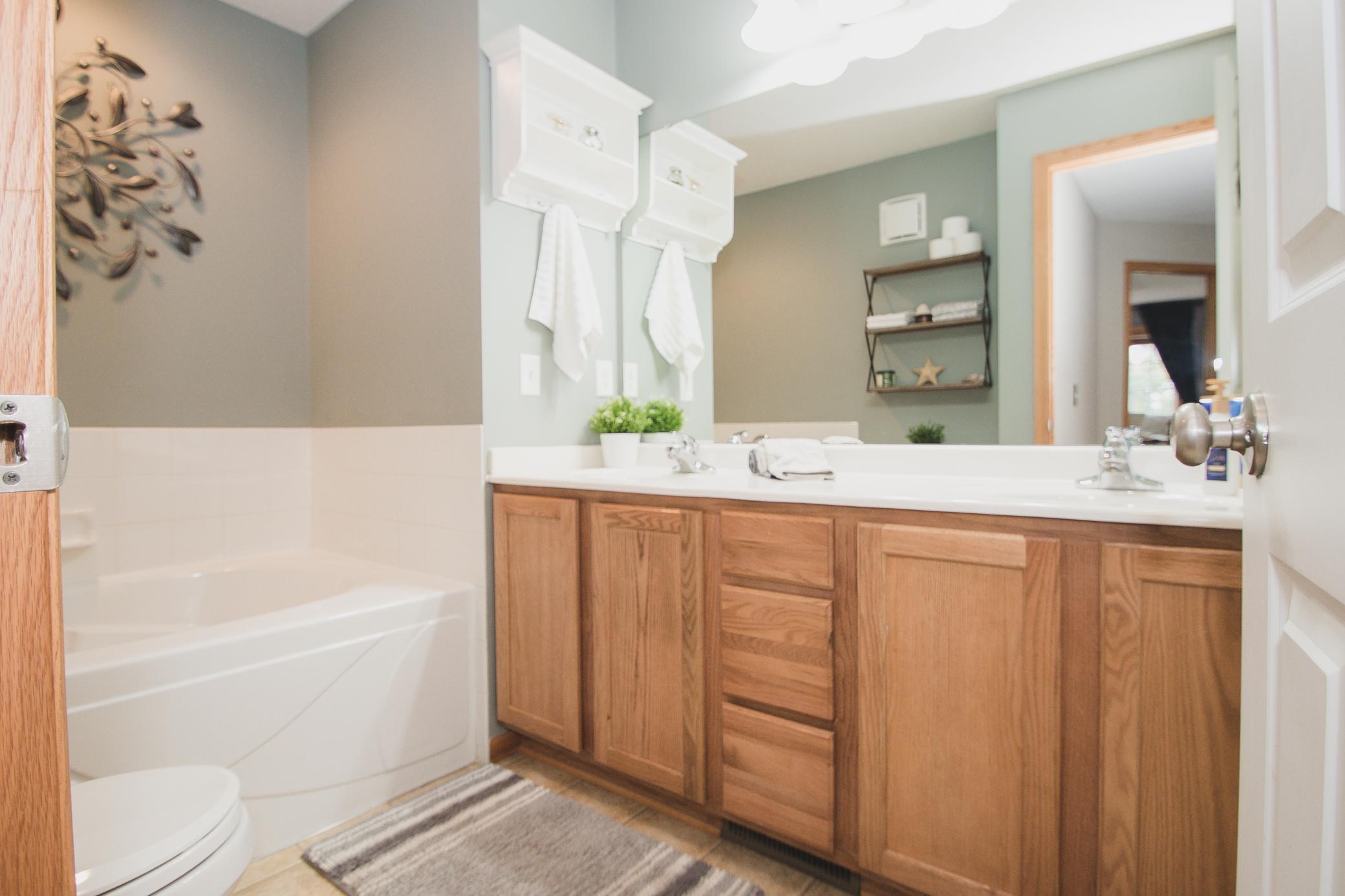 Upper level large full bathroom