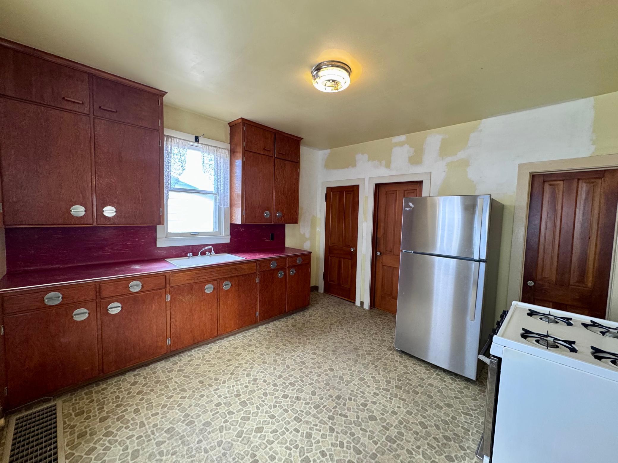 Good sized kitchen w/gas range...