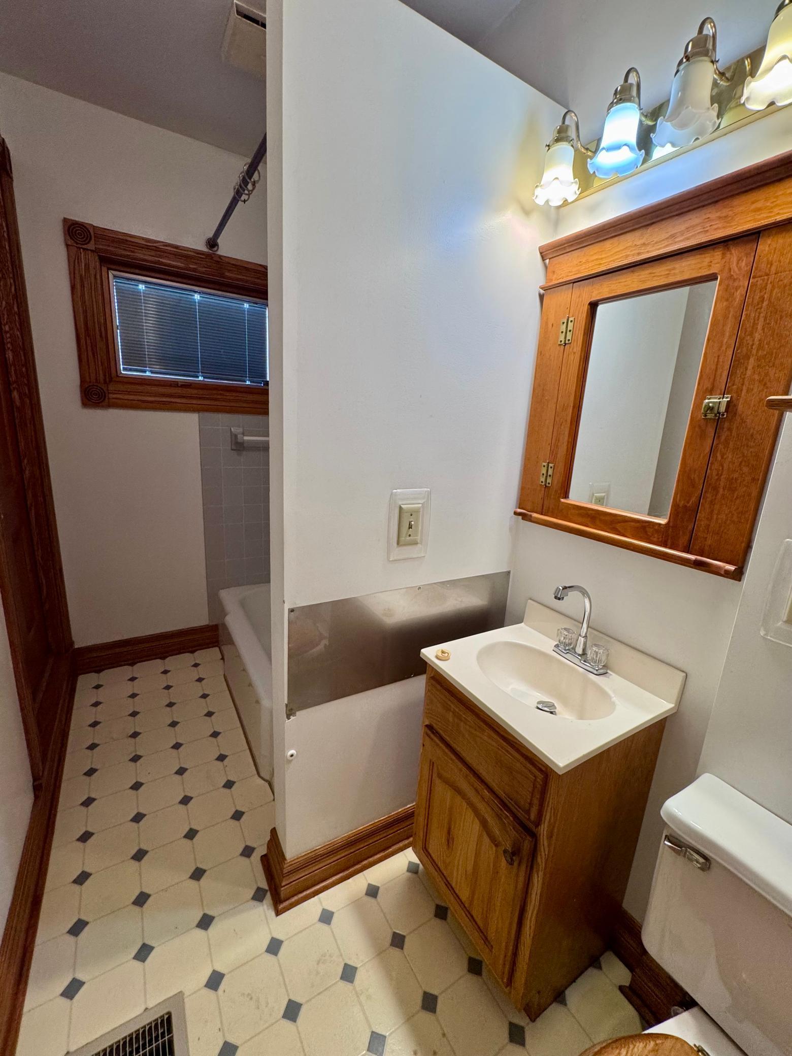 Full bathroom on main...