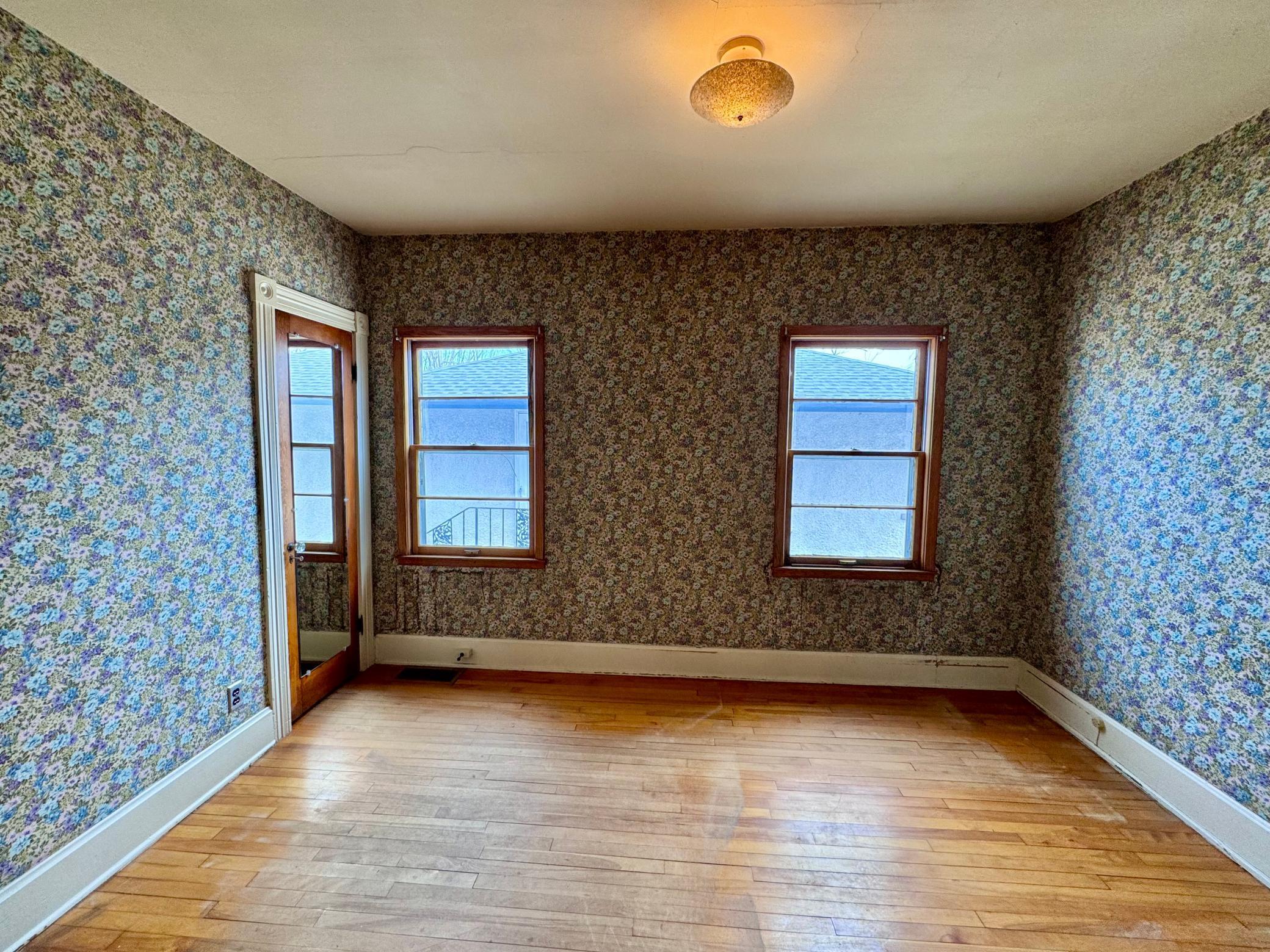 Bedroom w/hardwood floors