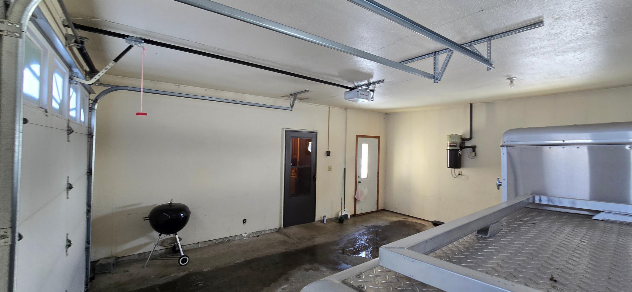 Newer.hm.Attached.Garage