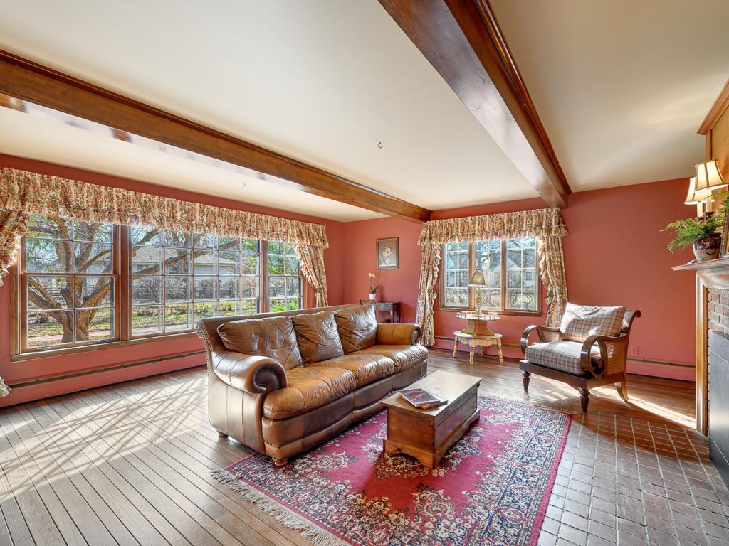 10 - Living Room.jpg