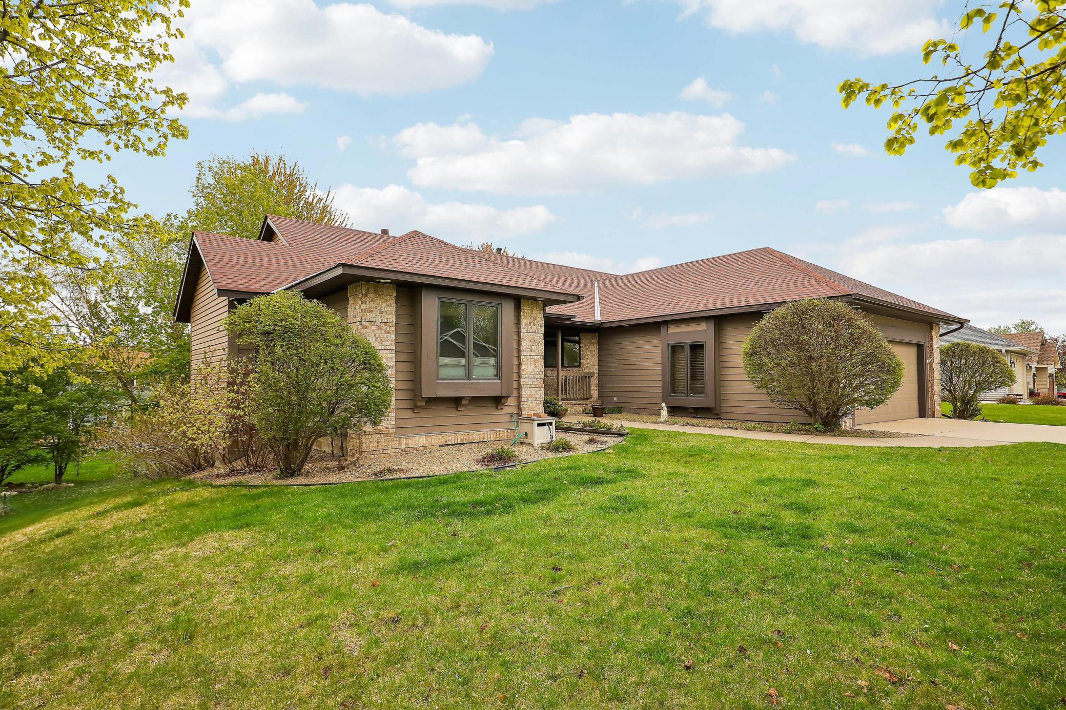LOCATION LOCATION LOCATION!! Close to parks, shopping, restaurants and easy freeway access!