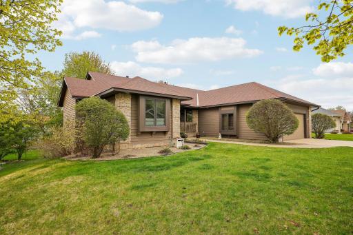 LOCATION LOCATION LOCATION!! Close to parks, shopping, restaurants and easy freeway access!