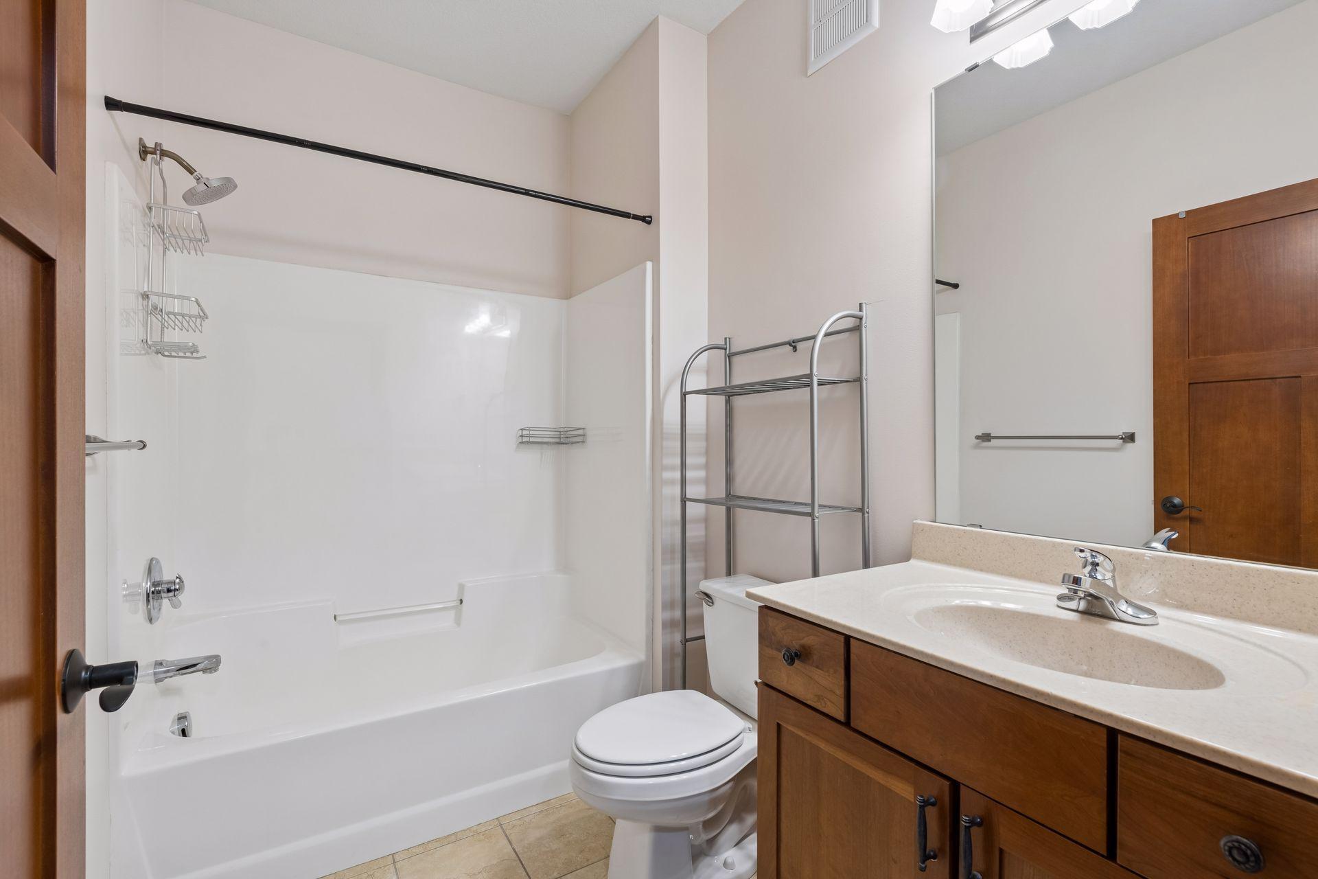 Upper level full bath.