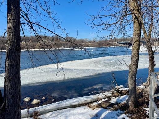 Just Steps To The Mississippi Enjoy The Beautiful Deck Area Overlooking The Mississippi!
