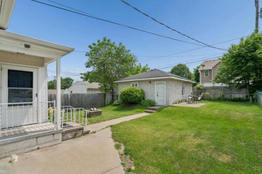 950 Hawthorne Avenue E, Saint Paul, MN 55106