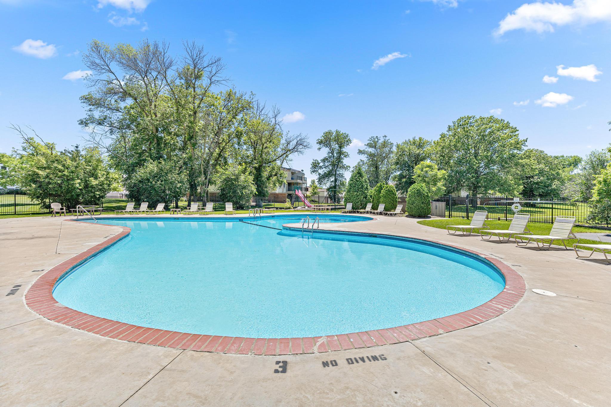 Enjoy yourself in the outside pool
