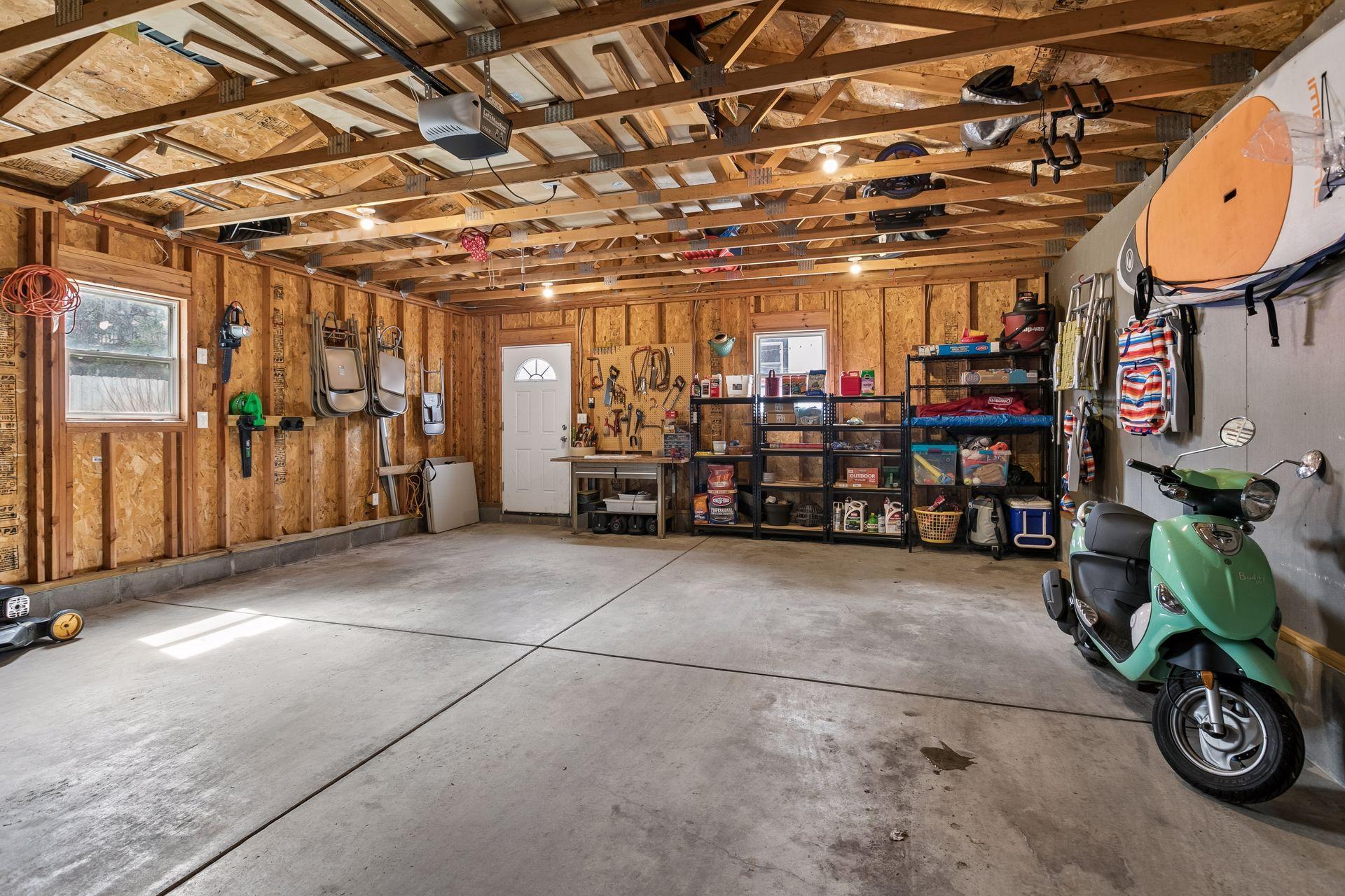 This is a FANTASTIC GARAGE !!!