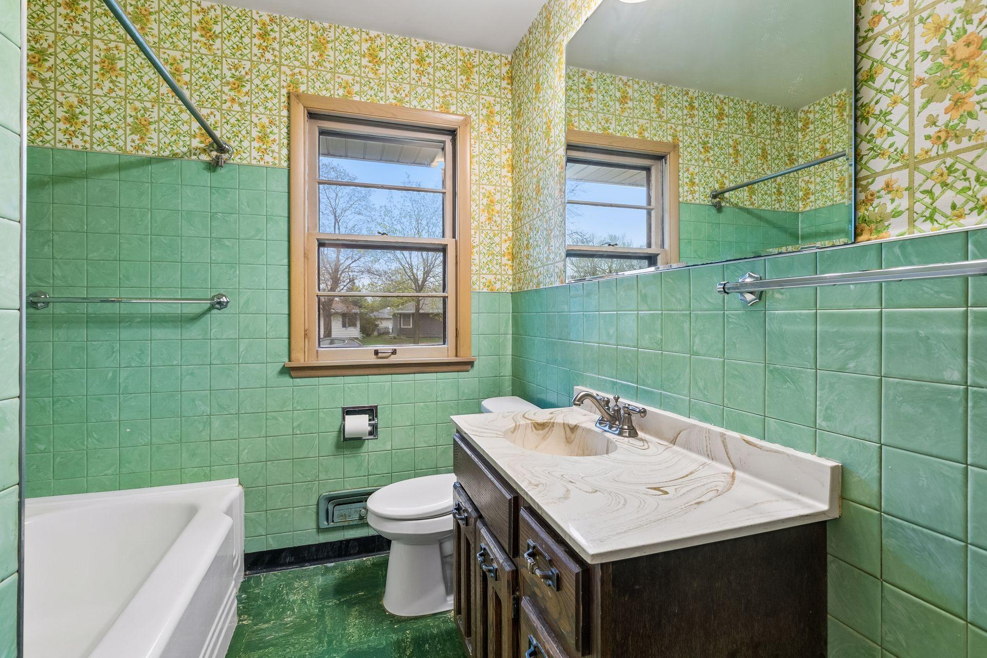 full bath! keep it retro or renovate!