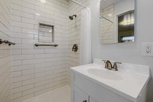 725 Pontiac Place - Web Quality - 024 - 24 Bathroom.jpg