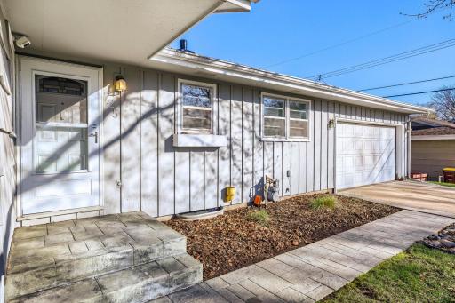 725 Pontiac Place - Web Quality - 001 - 01 Exterior Front.jpg