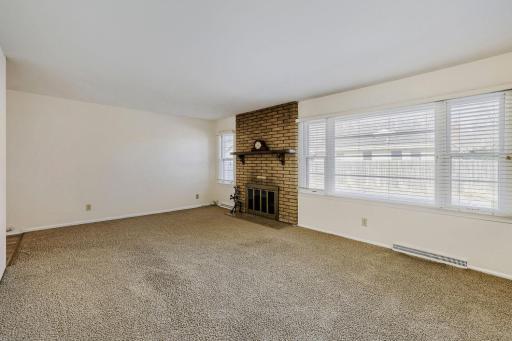 725 Pontiac Place - Web Quality - 005 - 05 Living Room.jpg