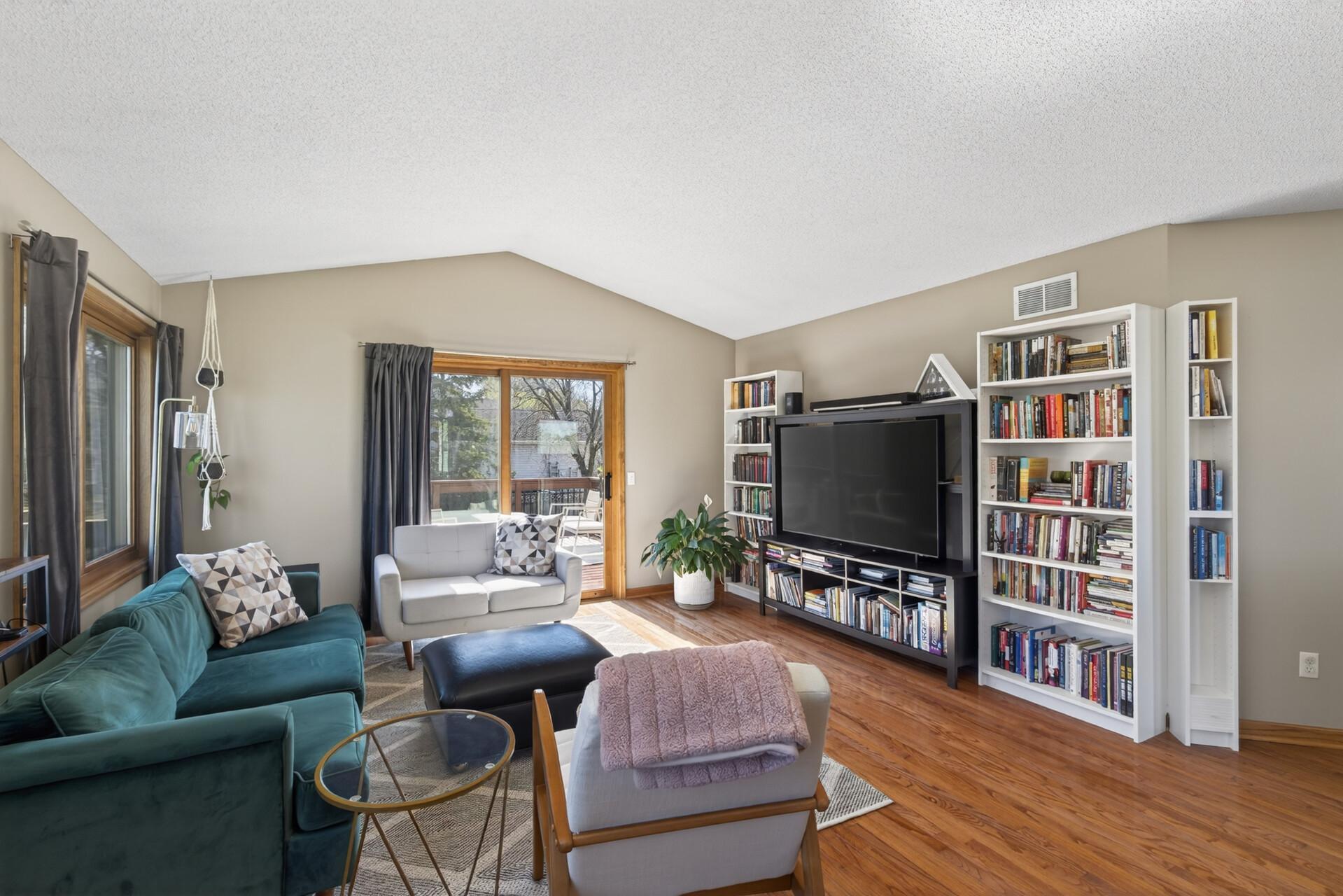 Spacious Living Room or make nice sized Living/ Dining Room Combo