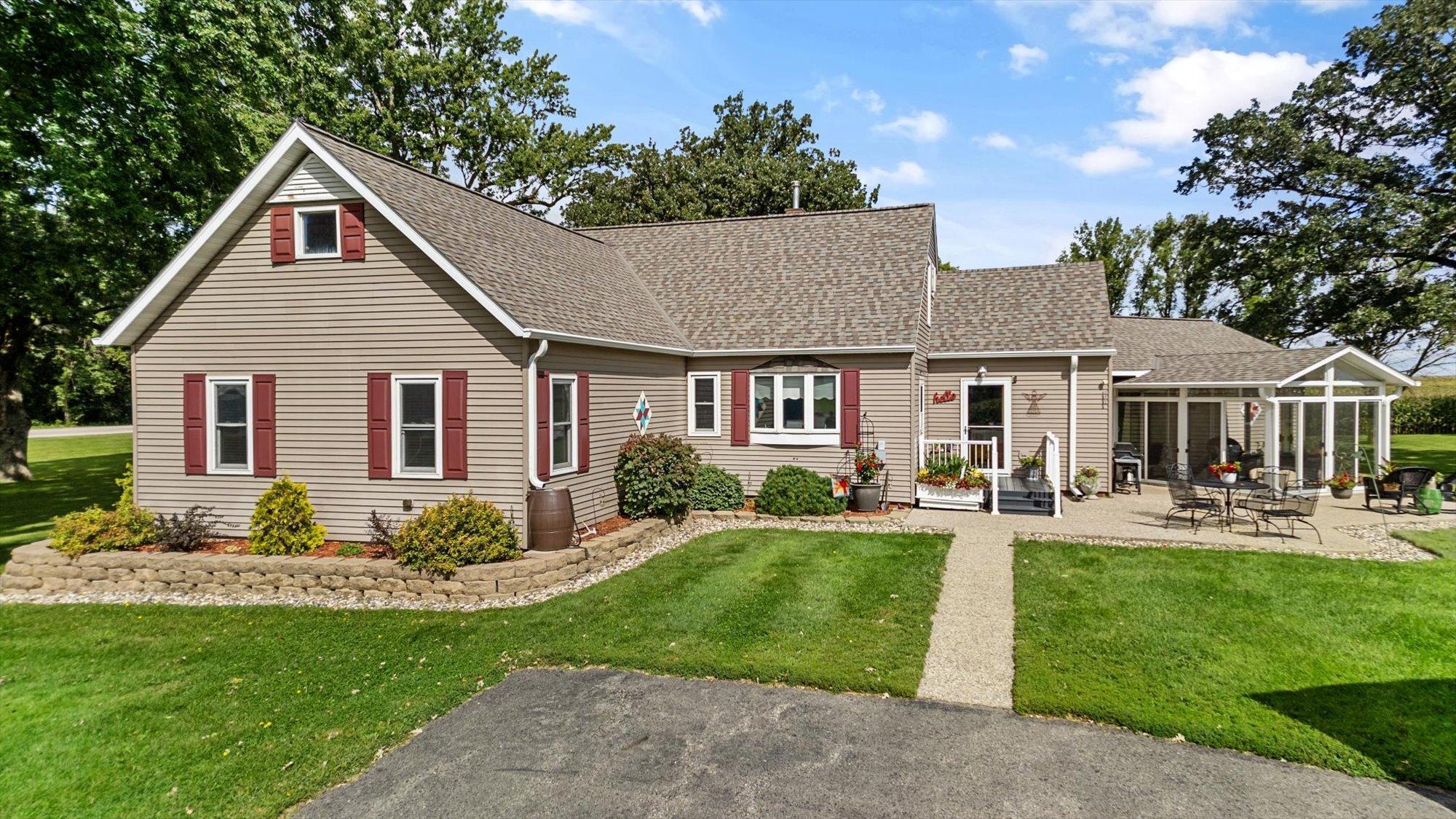 Welcome Home! 11462 Highway 15, Brownton, MN 55312