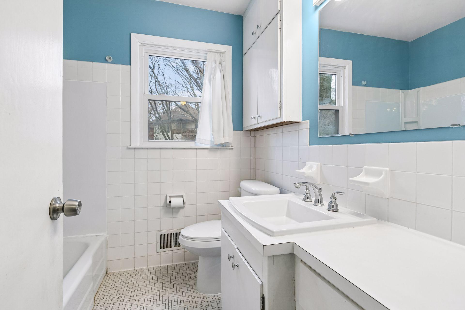 Main level full bathroom