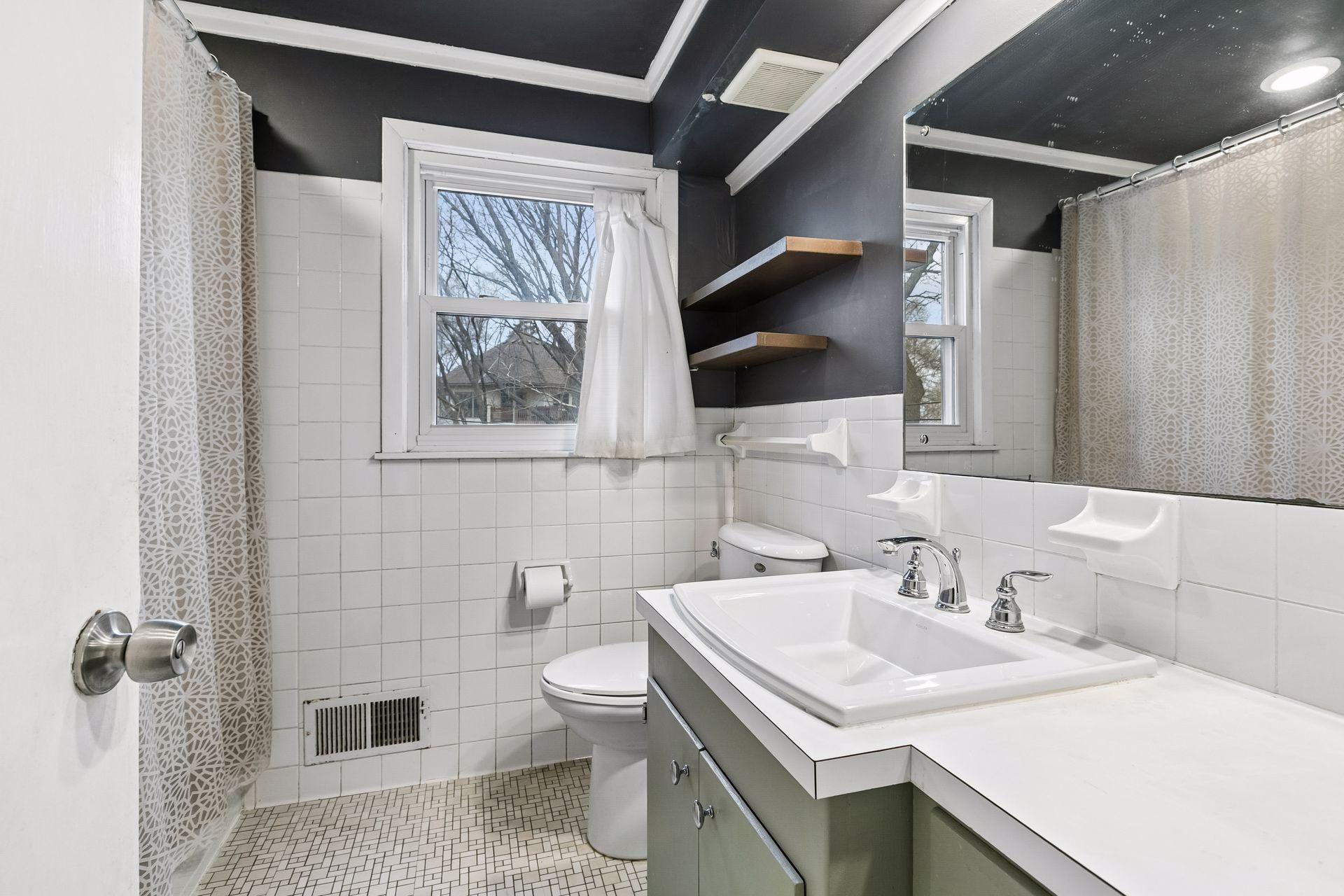 Upper level full bathroom