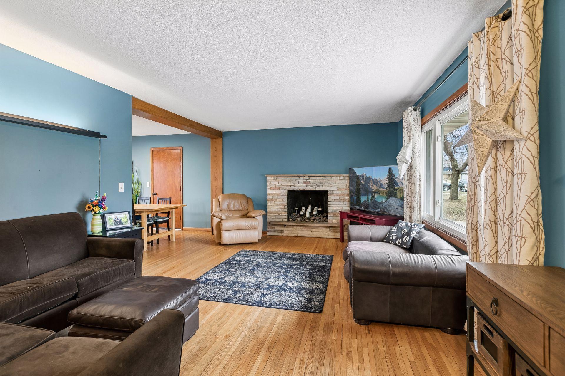 Plenty or room in the main living roomting - 0006.jpg