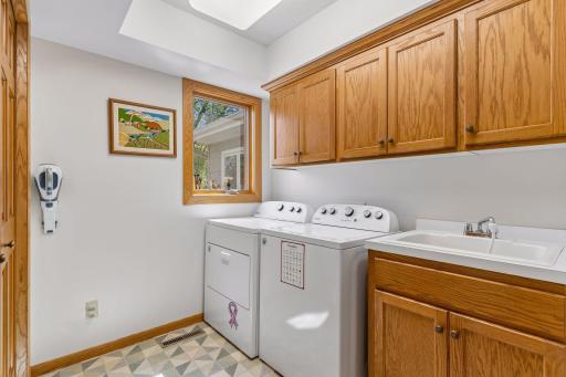 2521 Abbey Hill Drive, Hopkins, MN 55305