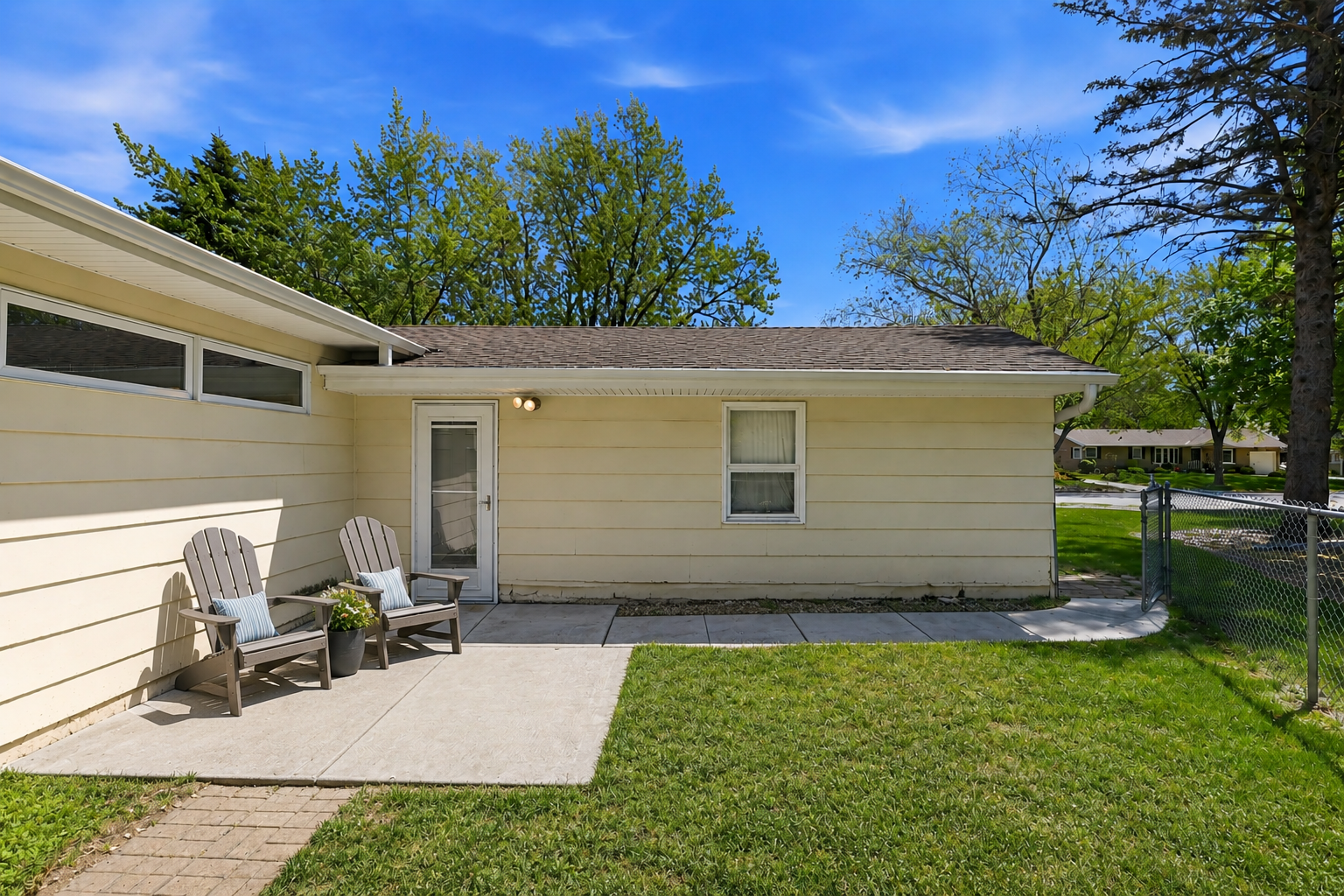 Super sunny patio off the back of the garage.
virtually staged