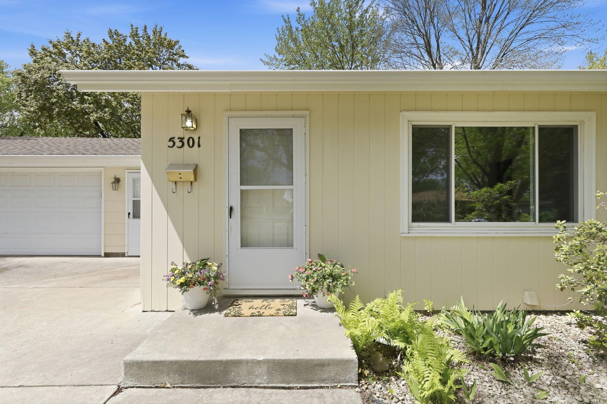Fresh and welcoming front entry