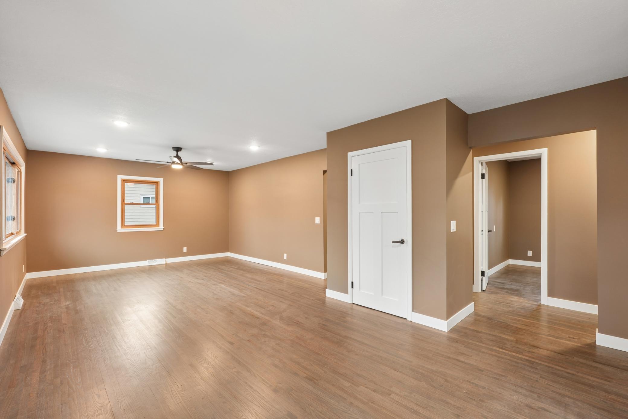 Nice size coat closet when you enter .jpg