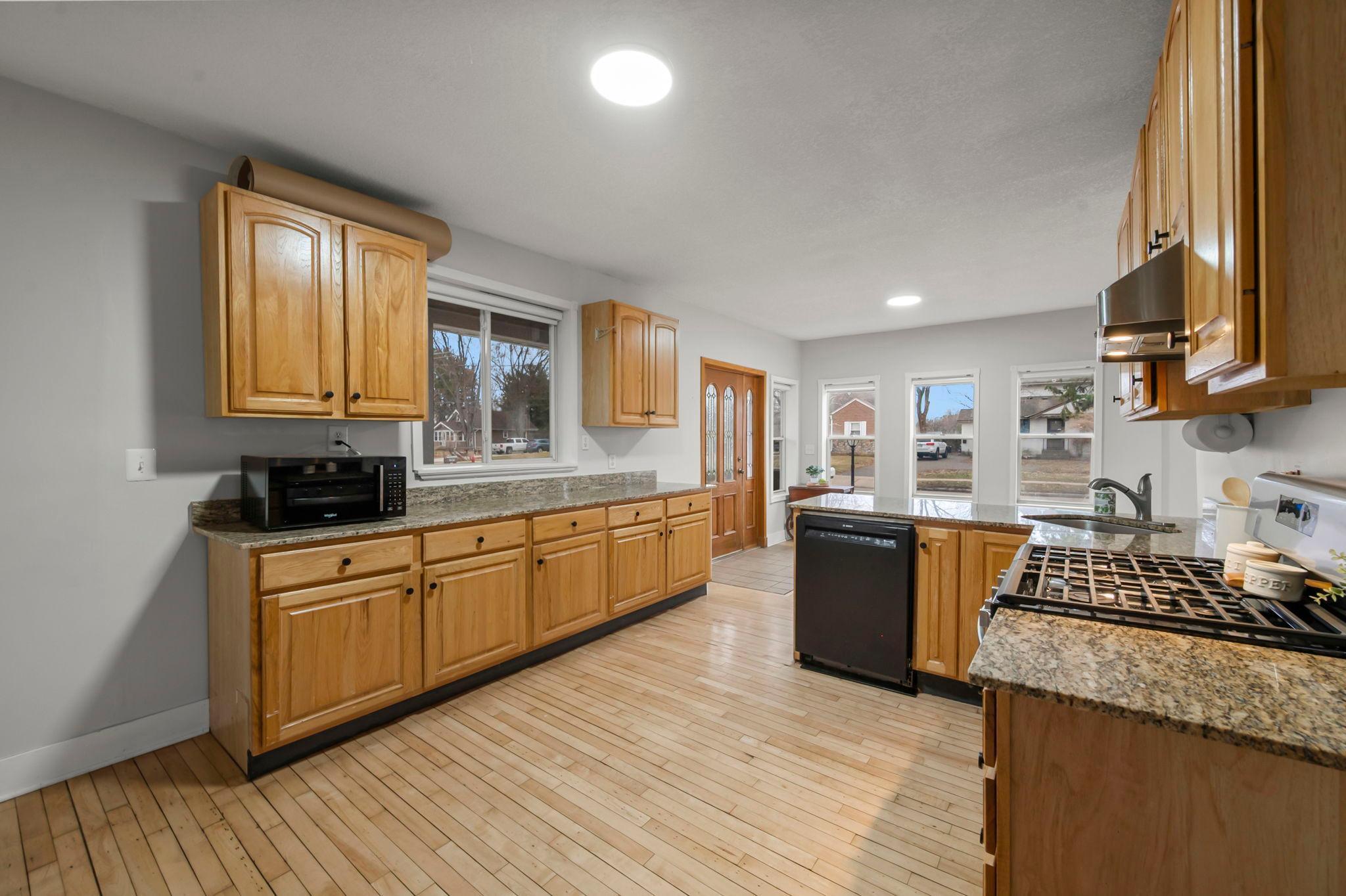 20-web-or-mls-1961 9th St-134 (2).jpg