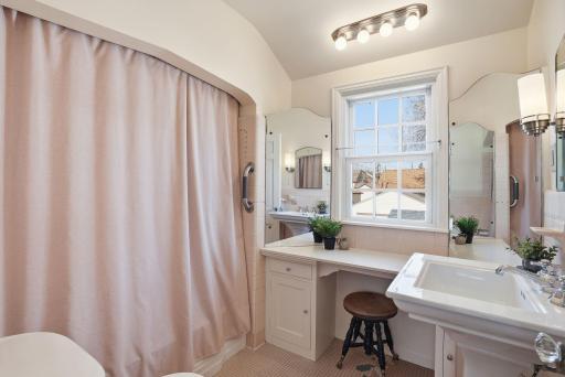 Upper level full bath