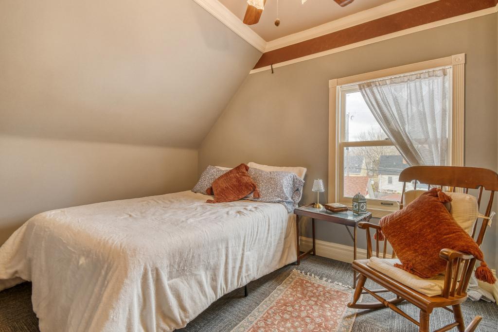 1833 Hawthorne Ave E - MLS Sized - 031 - 23 Bedroom.jpg