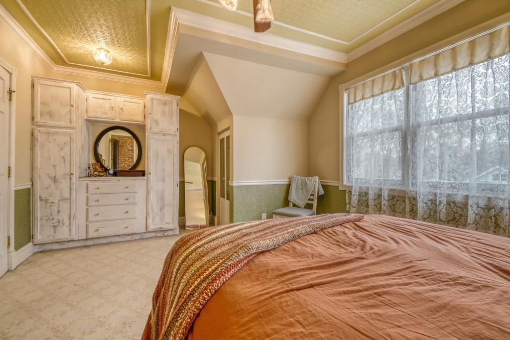 1833 Hawthorne Ave E - MLS Sized - 027 - 19 Primary Bedroom.jpg