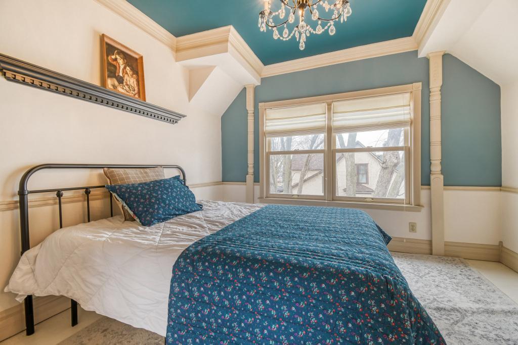 1833 Hawthorne Ave E - MLS Sized - 024 - 16 Primary Bedroom.jpg