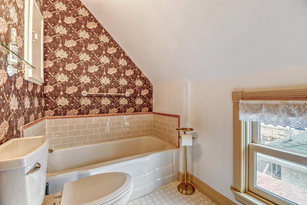 1833 Hawthorne Ave E - MLS Sized - 029 - 21 Primary Bathroom.jpg