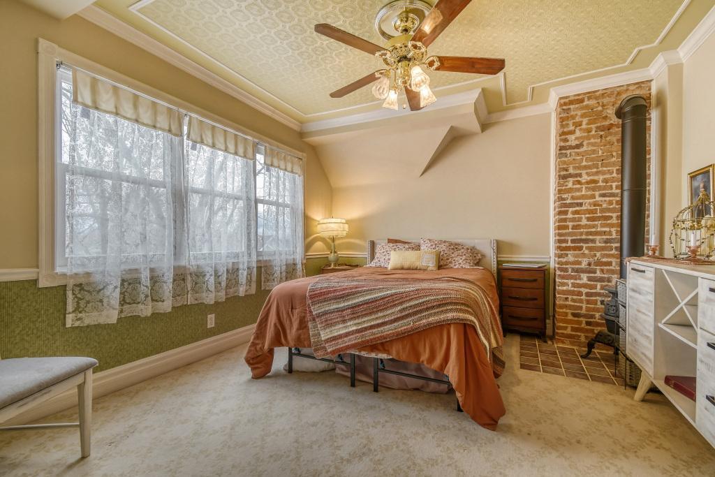 1833 Hawthorne Ave E - MLS Sized - 026 - 18 Primary Bedroom.jpg