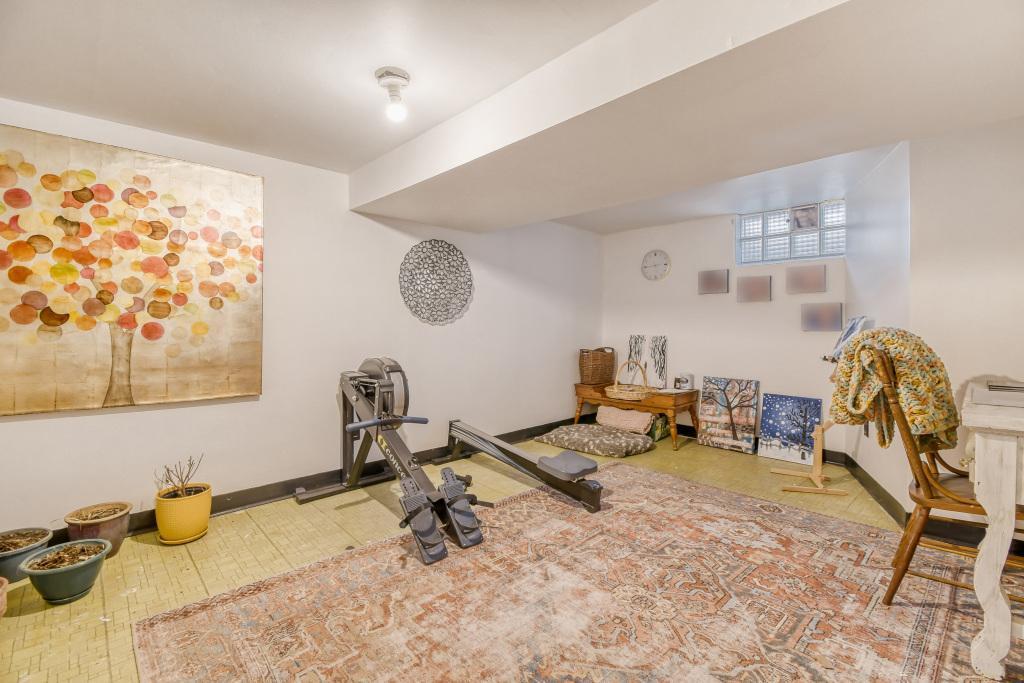 1833 Hawthorne Ave E - MLS Sized - 023 - 15 Family Room.jpg