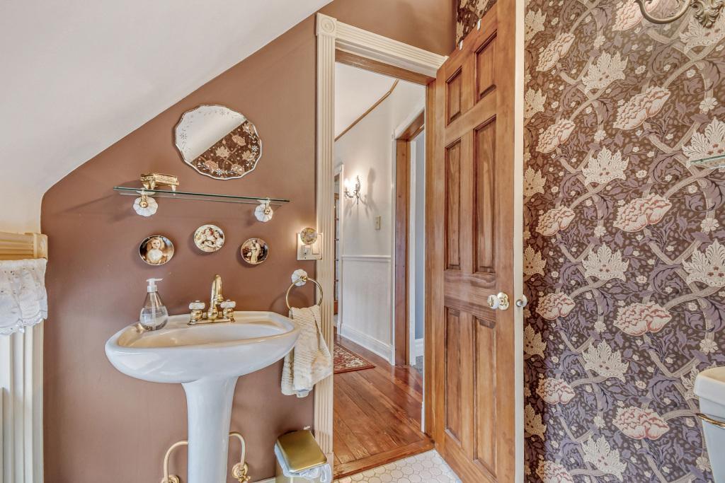 1833 Hawthorne Ave E - MLS Sized - 030 - 22 Primary Bathroom.jpg