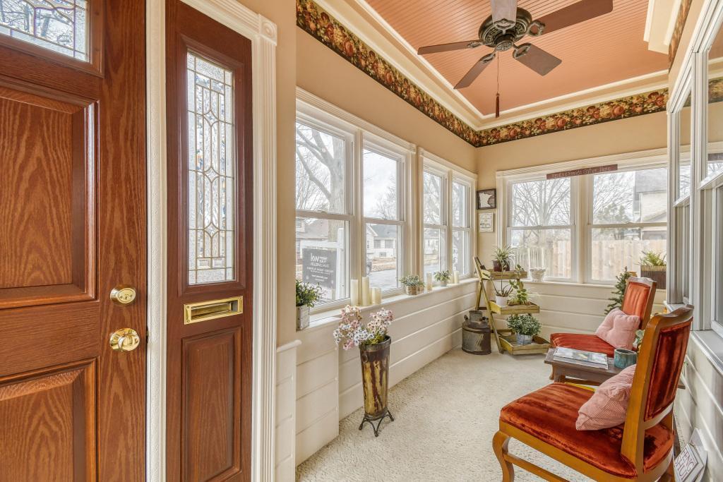 1833 Hawthorne Ave E - MLS Sized - 022 - 14 Family Room.jpg