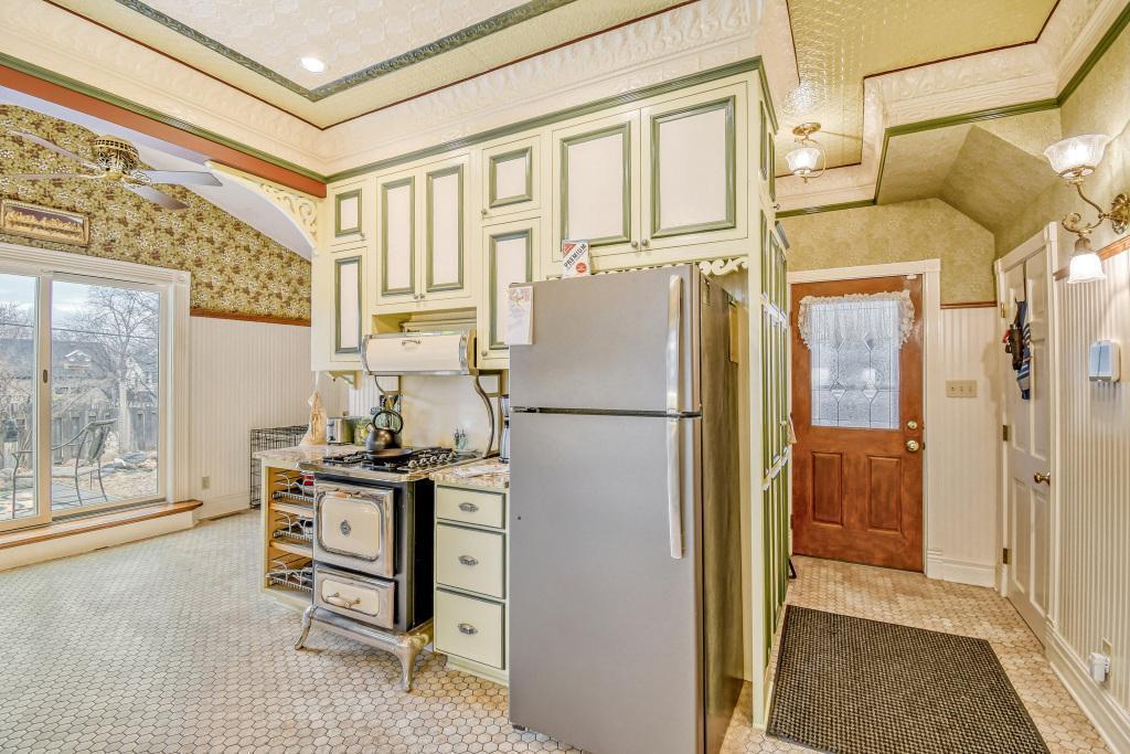 1833 Hawthorne Ave E - MLS Sized - 019 - 11 Kitchen.jpg