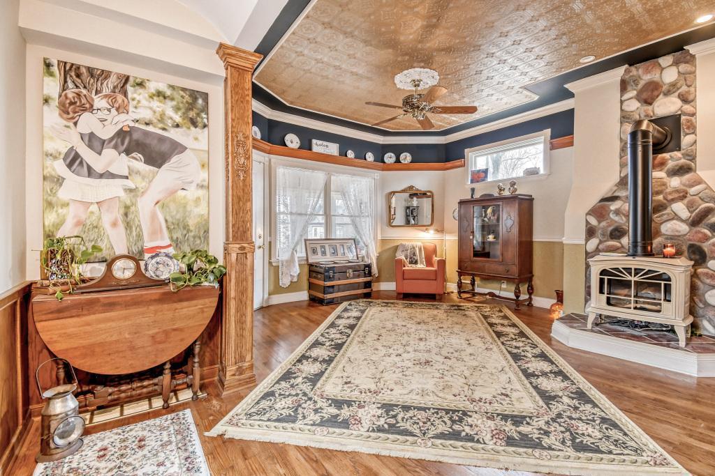 1833 Hawthorne Ave E - MLS Sized - 007 - 03 Living Room.jpg