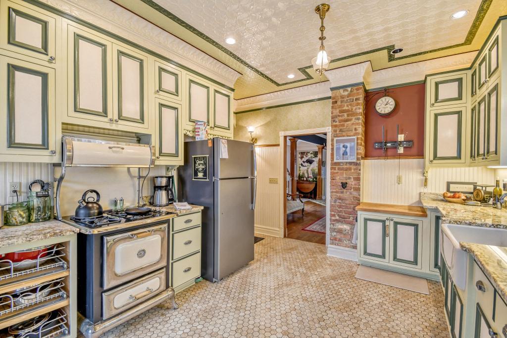 1833 Hawthorne Ave E - MLS Sized - 020 - 12 Kitchen.jpg