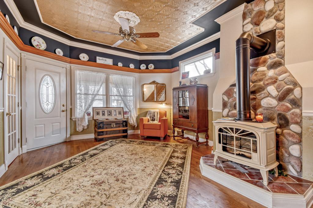 1833 Hawthorne Ave E - MLS Sized - 004 - 02 Living Room.jpg