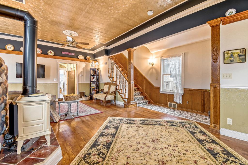 1833 Hawthorne Ave E - MLS Sized - 016 - 08 Living Room.jpg