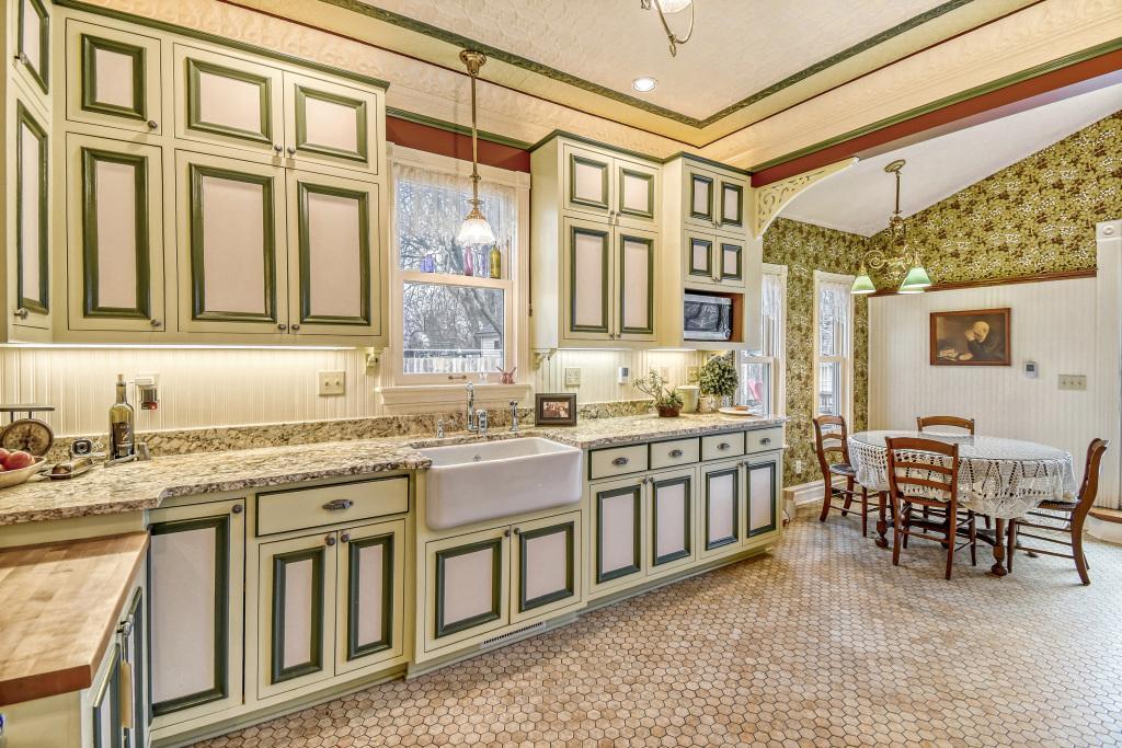 1833 Hawthorne Ave E - MLS Sized - 018 - 10 Kitchen.jpg