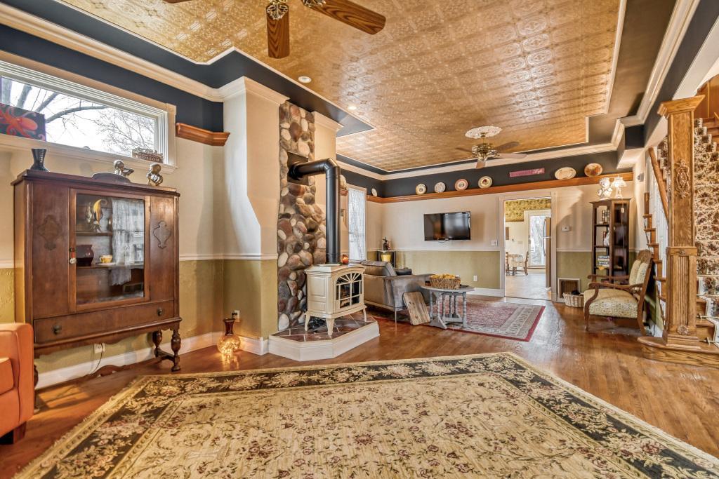 1833 Hawthorne Ave E - MLS Sized - 013 - 06 Living Room.jpg