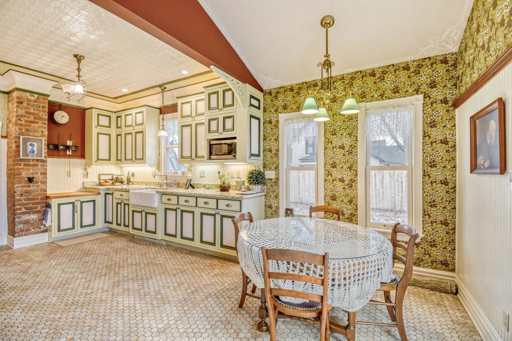 1833 Hawthorne Ave E - MLS Sized - 021 - 13 Kitchen.jpg