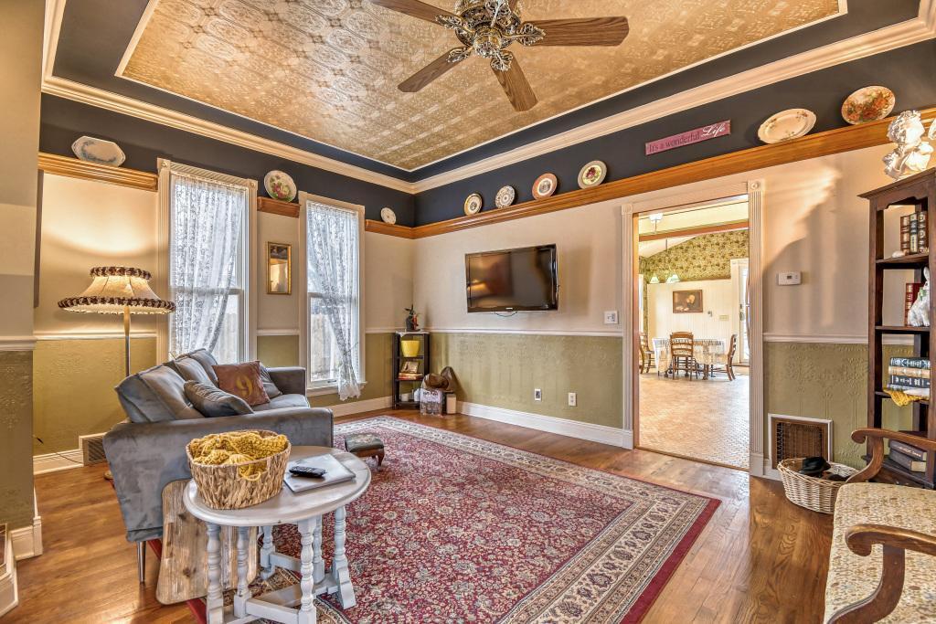 1833 Hawthorne Ave E - MLS Sized - 015 - 07 Living Room.jpg