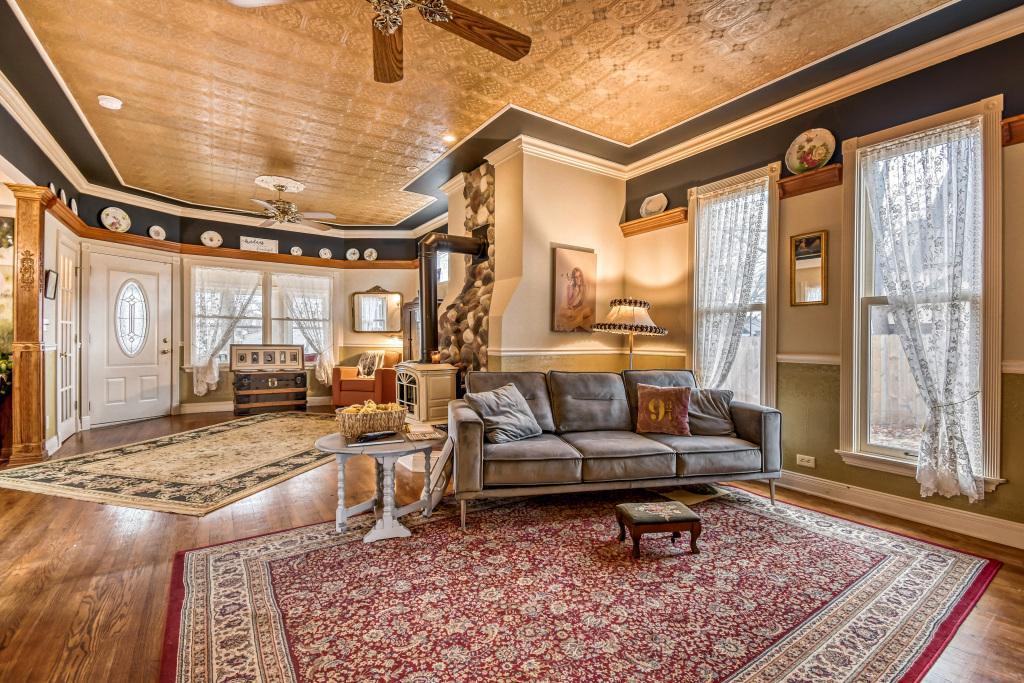 1833 Hawthorne Ave E - MLS Sized - 009 - 04 Living Room.jpg