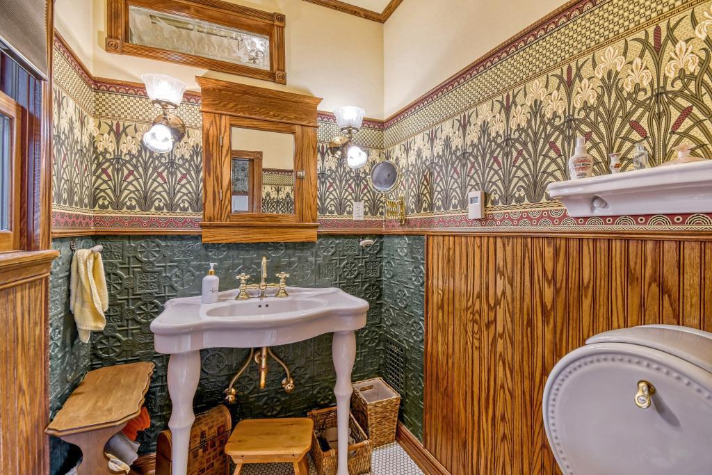 1833 Hawthorne Ave E - MLS Sized - 028 - 20 Primary Bathroom.jpg