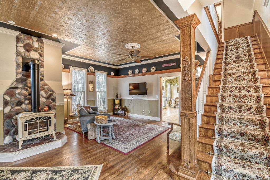 1833 Hawthorne Ave E - MLS Sized - 011 - 05 Living Room.jpg